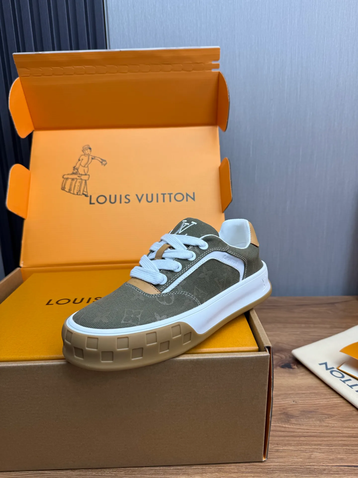 Men's shoes 620💰 Lv. Top purchasing agent🇮🇹 Louis Vuitton, sports sneakers counter synchronization, uppers imported from Italy, high-quality splicing and complex handicrafts, imported mesh pads are soft and comfortable, soles: original factory special soles, TPU exclusive movable molded soles super comfortable, original factory single goods, 🔍🔍high quality, you can enter and exit the counter at will, welcome to compare, code number 38-44 (customized 38.45)